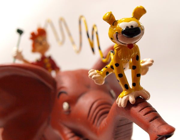 SPIROU: SPIROU ET LE MARSUPILAMI CHEVAUCHANT L'ELEPHANT AVEC SPIP COURANT - figurines métal