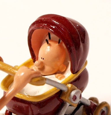 TITEUF: TITEUF PROMENANT ZIZIE (poussette bordeaux) - figurine métal 7.5 cm