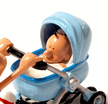 TITEUF: TITEUF PROMENANT ZIZIE (poussette bleue) - figurine métal 7.5 cm