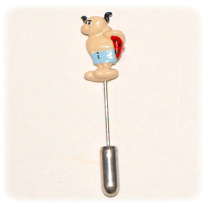 RUBRIQUE-A-BRAC: COCCINELLE EN SHORT - épinglette métal 4.5 cm (97015)
