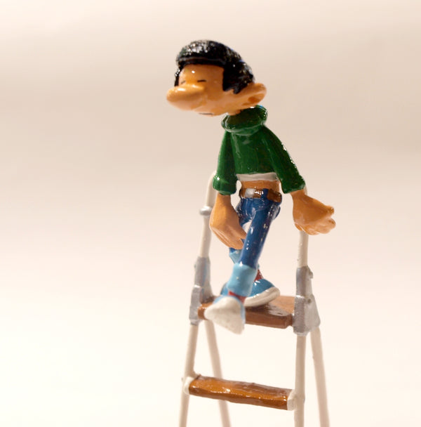 GASTON LAGAFFE: GASTON ENDORMI SUR SON ESCABEAU - figurine métal 13.5 cm