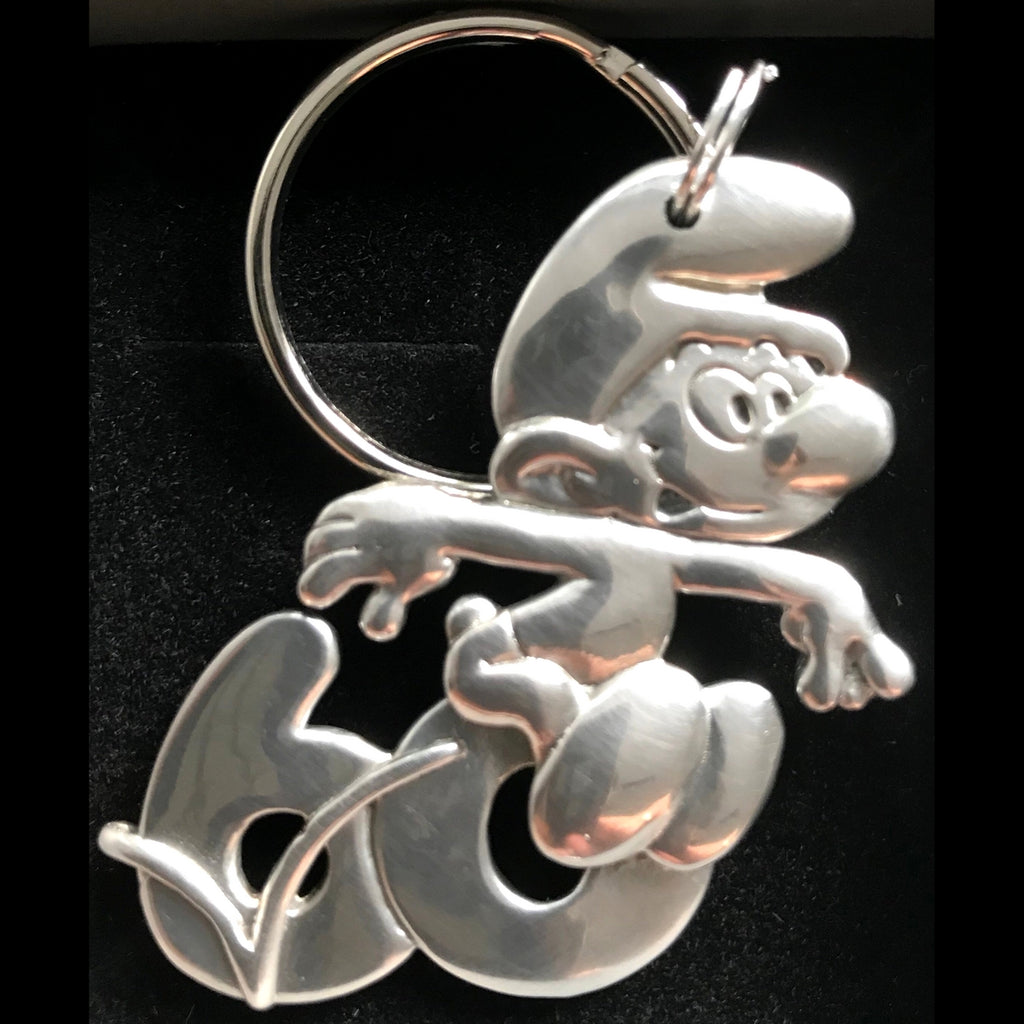 LES SCHTROUMPFS: LE SCHTROUMPF ANNIVERSAIRE, 60 ANS (petit modèle) - porte-clés en étain 5 cm