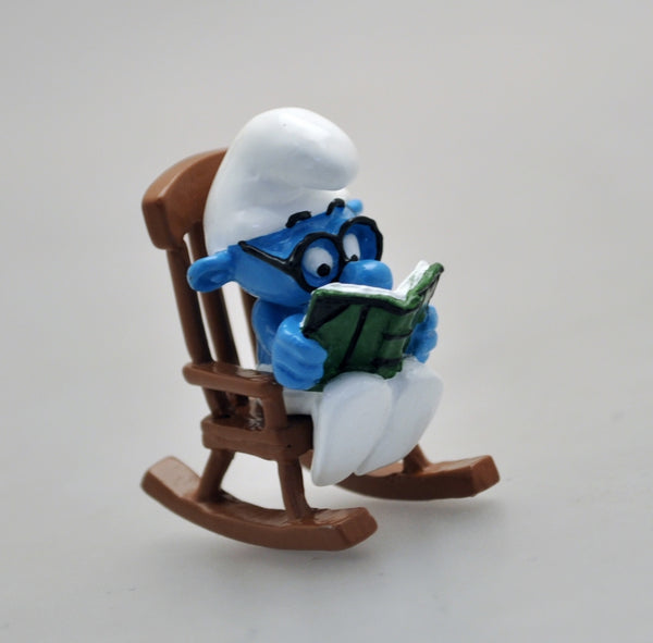 LES SCHTROUMPFS: LE SCHTROUMPF A LUNETTES DANS LE ROCKING-CHAIR, COLLECTION ORIGINE III - figurine métal