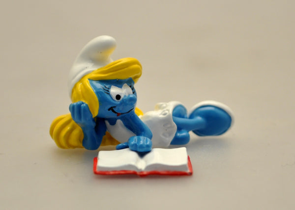 LES SCHTROUMPFS: LA SCHTROUMPFETTE LISANT, COLLECTION ORIGINE III - figurine métal