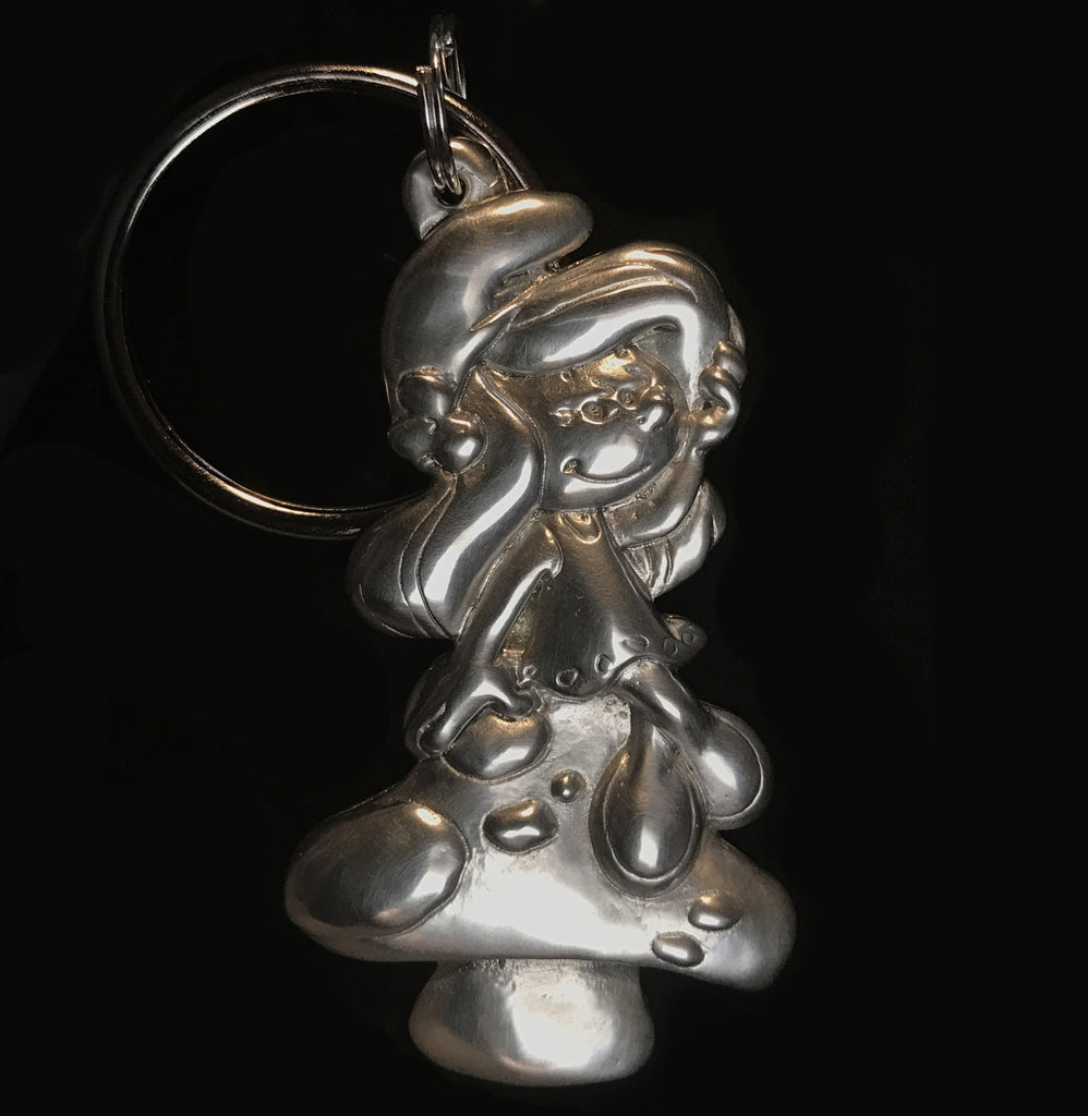 LES SCHTROUMPFS: LA SCHTROUMPFETTE SUR SON CHAMPIGNON - porte-clés en étain 5 cm