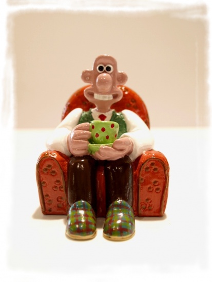 WALLACE & GROMIT - WALLACE SITTING IN ARMCHAIR