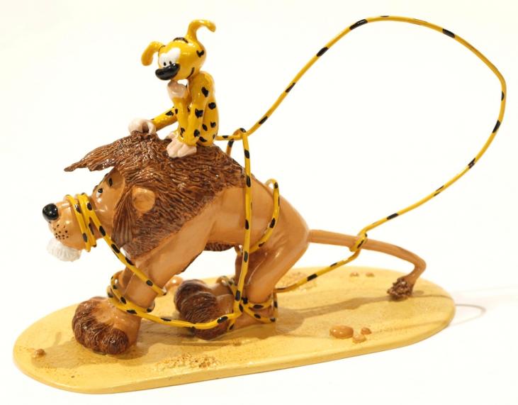 LE MARSUPILAMI: LE MARSUPILAMI LIGOTANT LE LION - figurine métal 10 cm