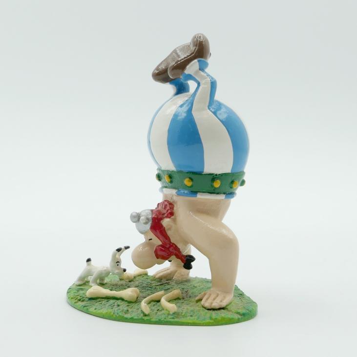 Figurine Astérix Pixi, Obélix faisant l'équilibre devant Idéfix 4225 (article d'occasion)