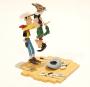 LUCKY LUKE: LUCKY LUKE TENANT AVERELL PAR LES PIEDS - figurines métal 8.5 cm