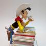 Figurine de collection Lucky Luke et Rantanplan pile d'albums, Collectoys 2023 (00391)